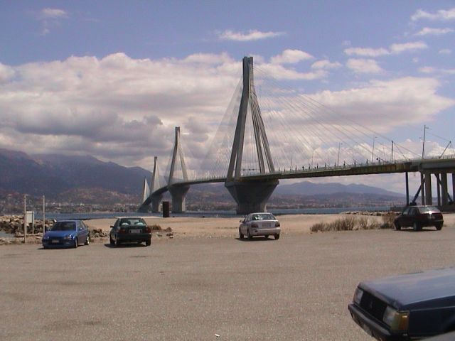 2.2 km lange Rio-Andirrio-Brücke verbindet den Peloponnes.